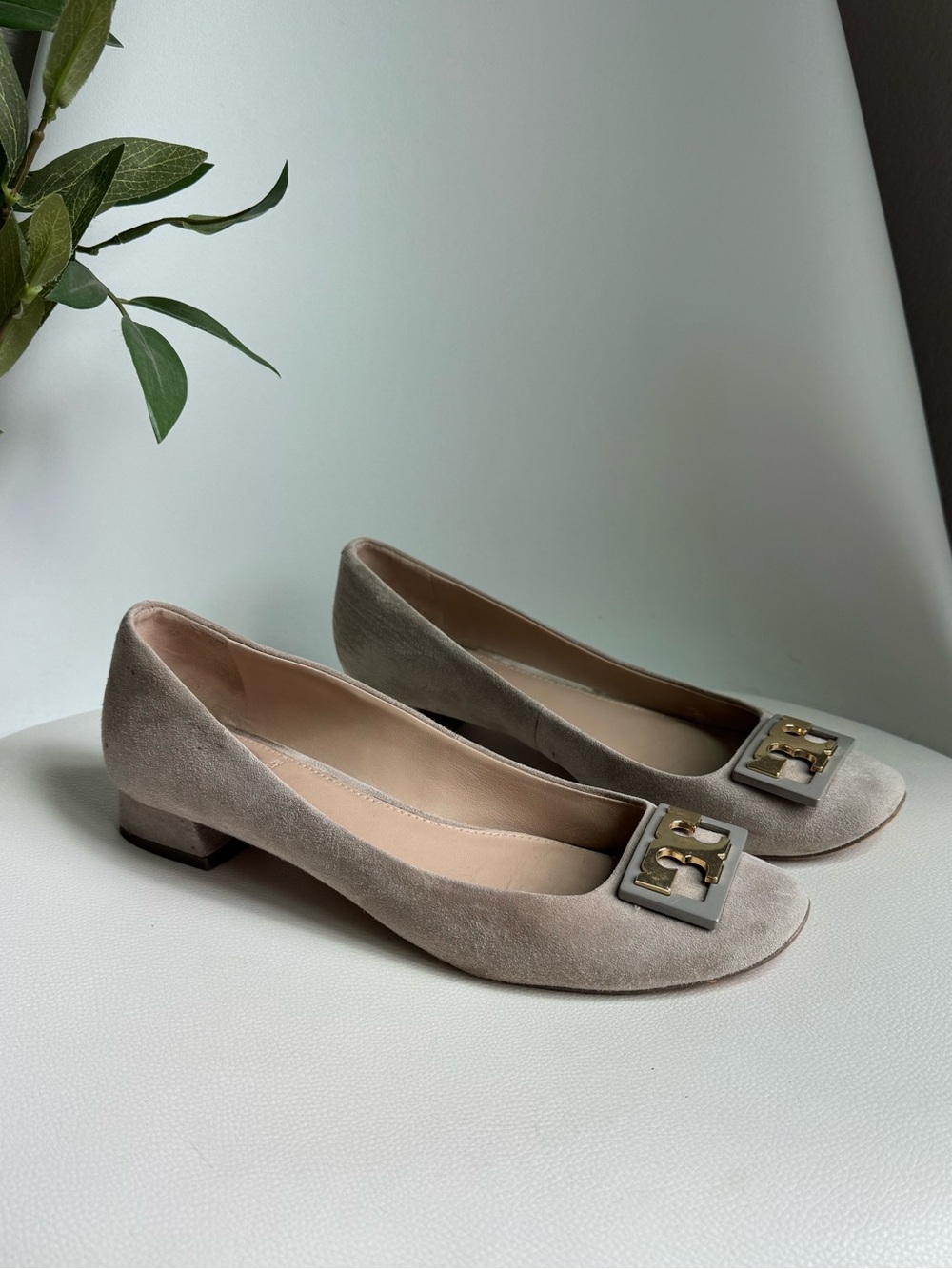 Tory Burch Gigi Pumps 7.5M Taupe Suede Gold Logo Low Block Heel Quiet Luxury